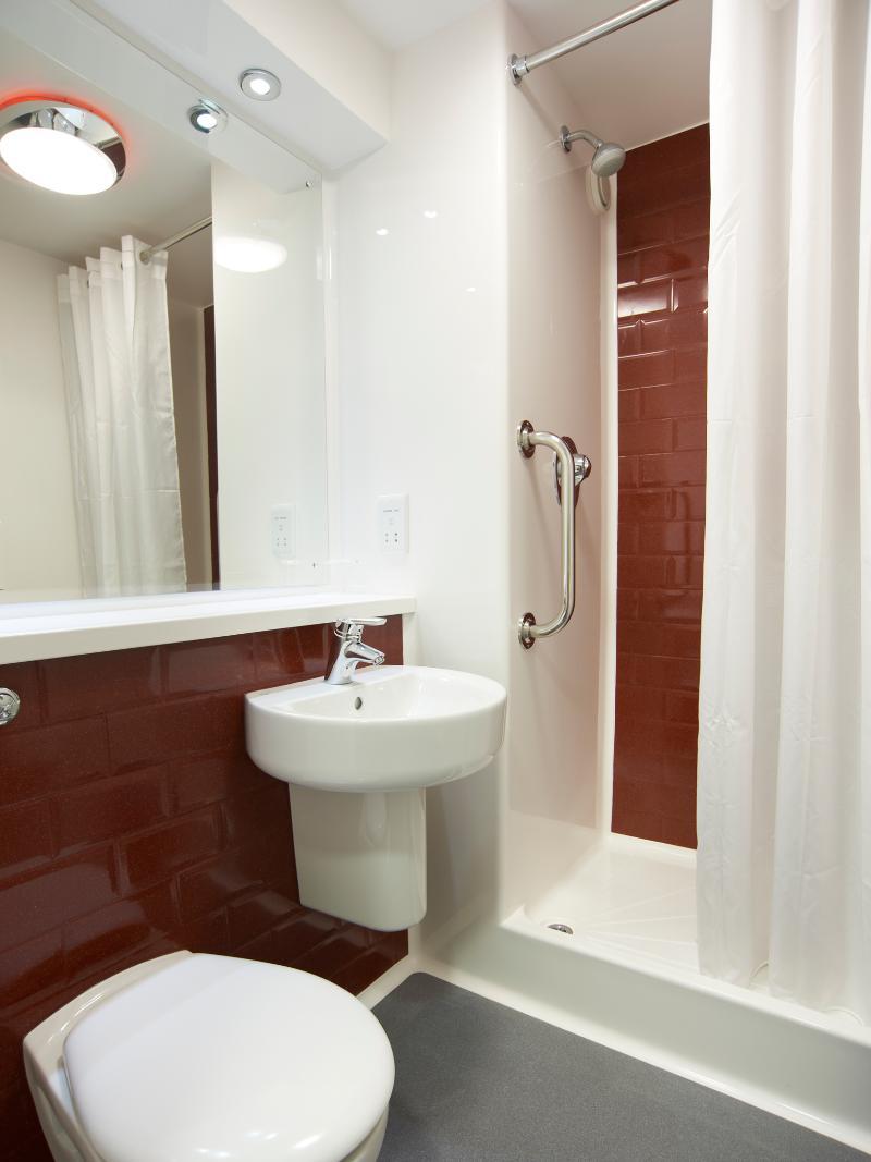 Travelodge London Teddington Exterior photo